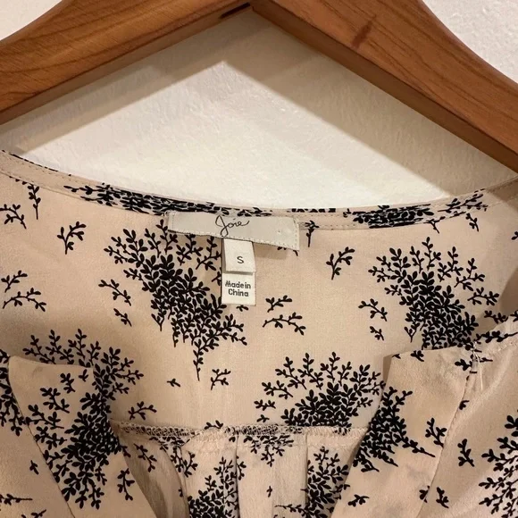 JOIE Deon B Floral Print Silk V-Neck Blouse Almond Women’s Size Small Boho City - Picture 4 of 7